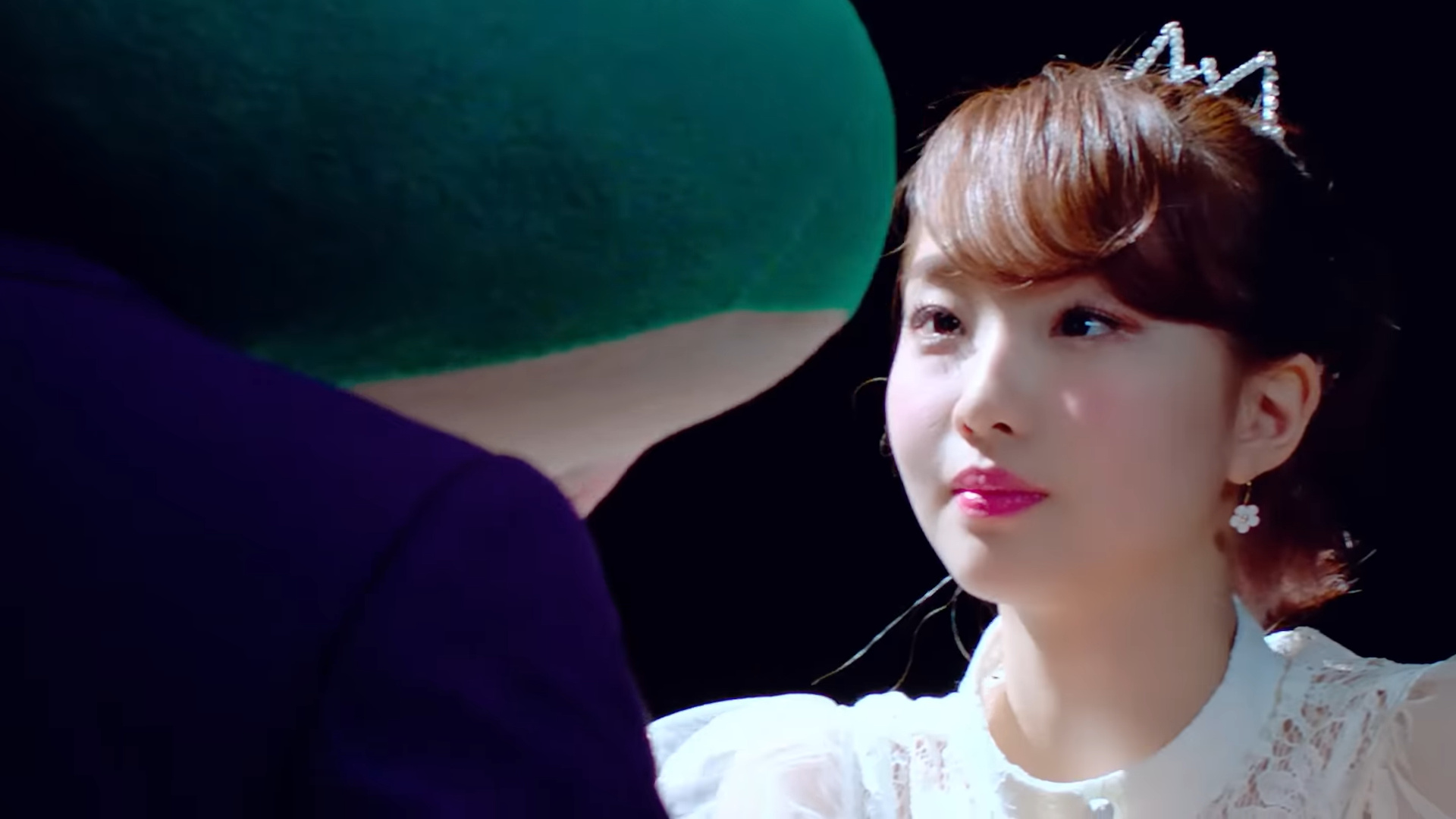 Yeojin smiling at the frog.